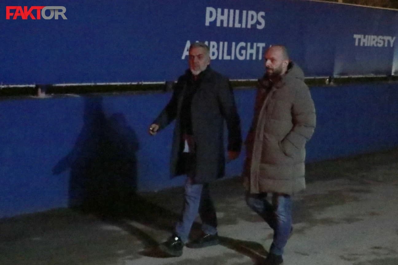 Delegati stižu na Grbavicu, Mirvić čeka bijeli dim