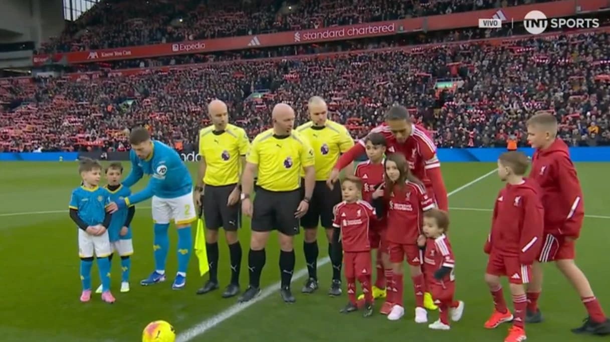 Emotivne scene na kultnom stadionu: Jotini sinovi izašli na Anfield s kapitenom Liverpoola