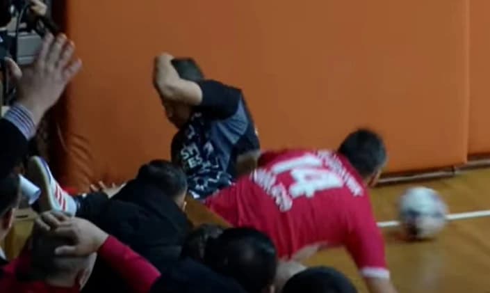 Velkoski udario glavom u ogradu, igrač Vratnika isključen