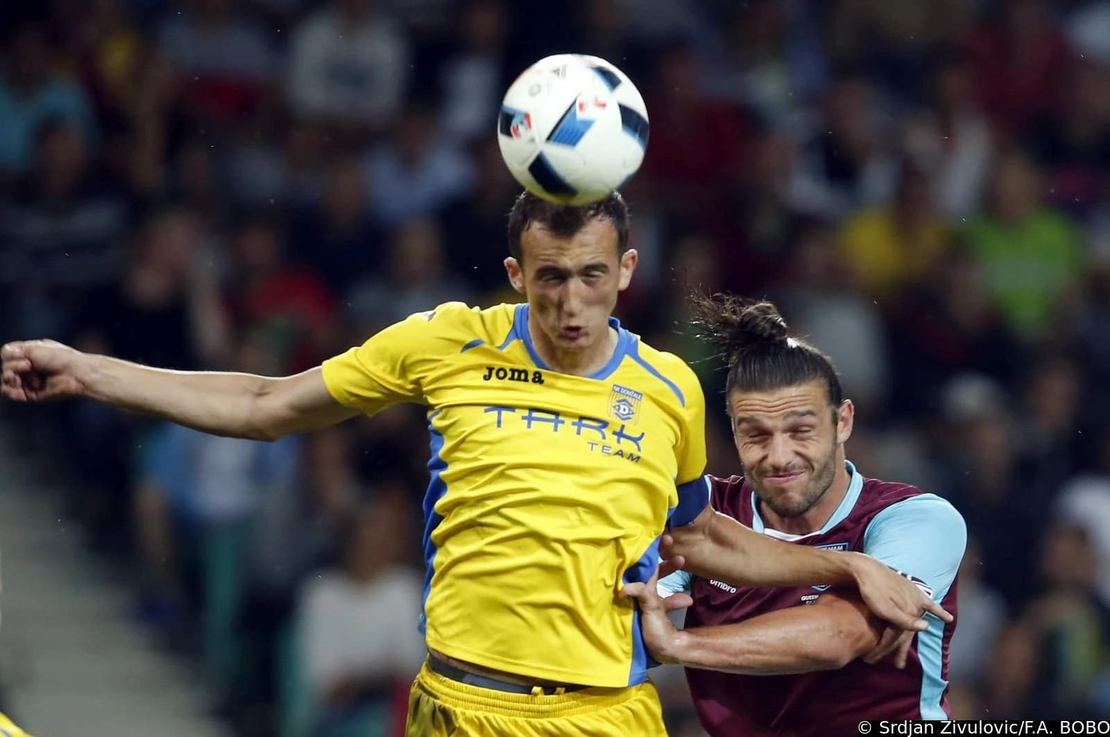 Andy Carroll u skoku s bh. defanzivcem Kenanom Horićem