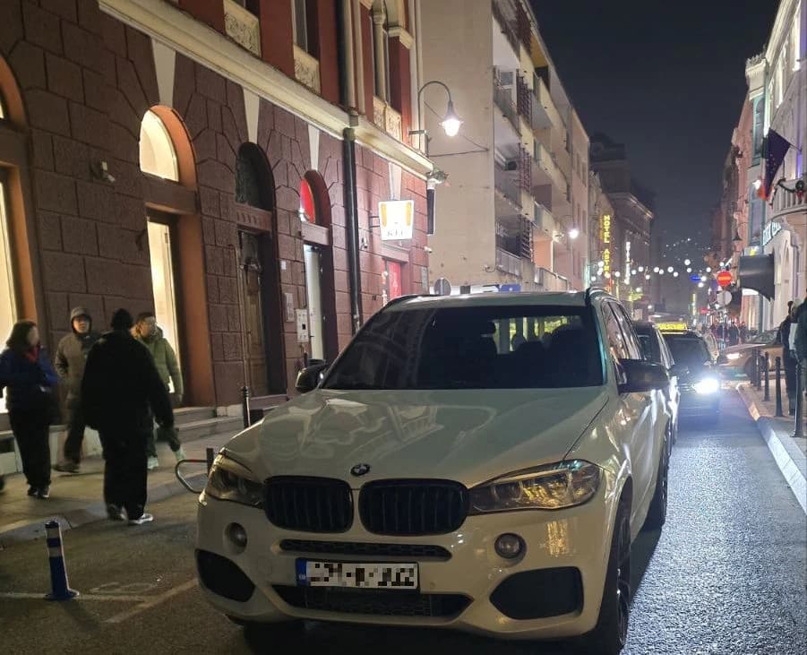 Mali doprinos predprazničnom kolapsu: Parkirao BMW nasred ulice Zelenih beretki u Sarajevu