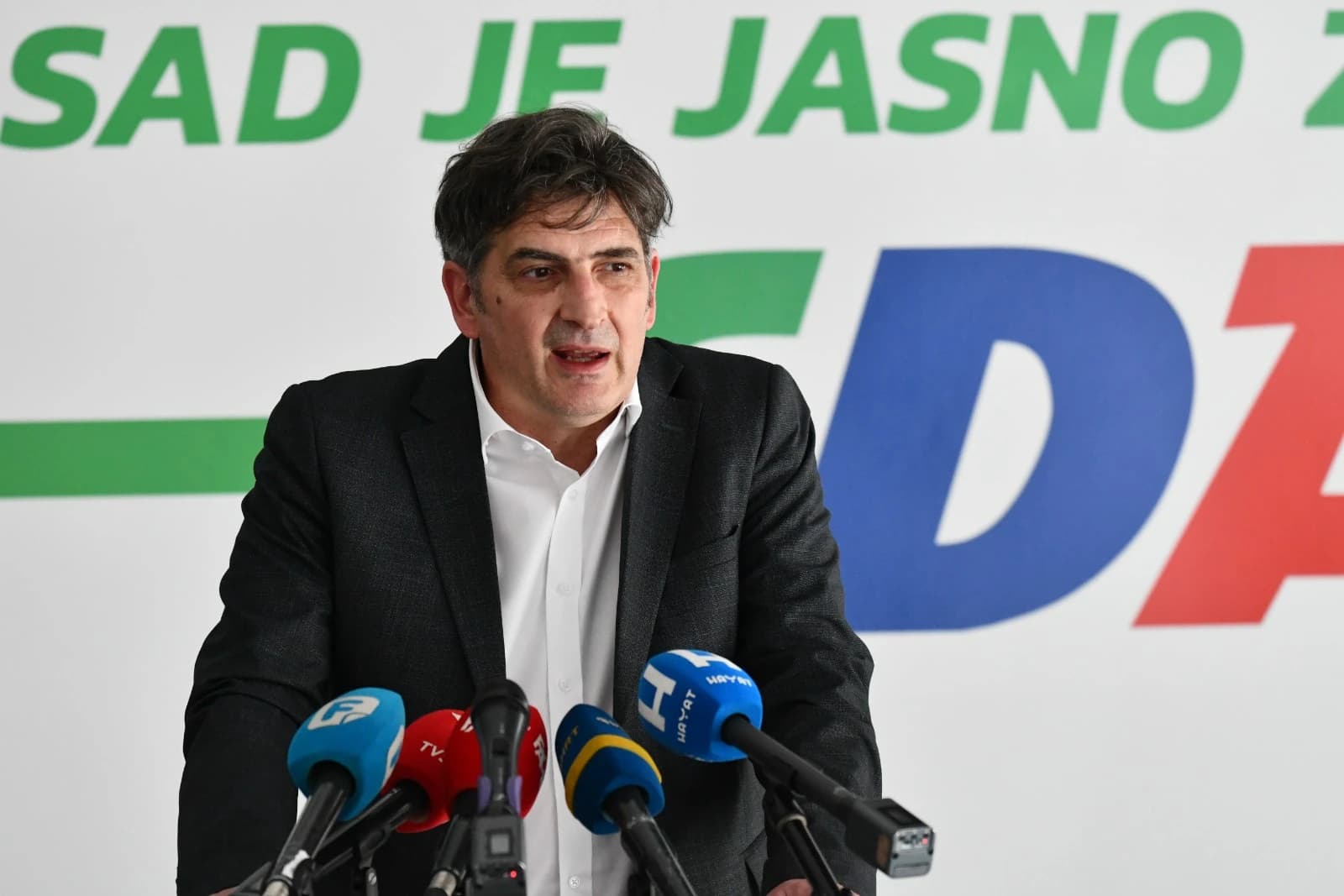 Kapidžić: Ministar kulture ostavio glumicu Monu Muratović bez posla zbog kritika njenog muža