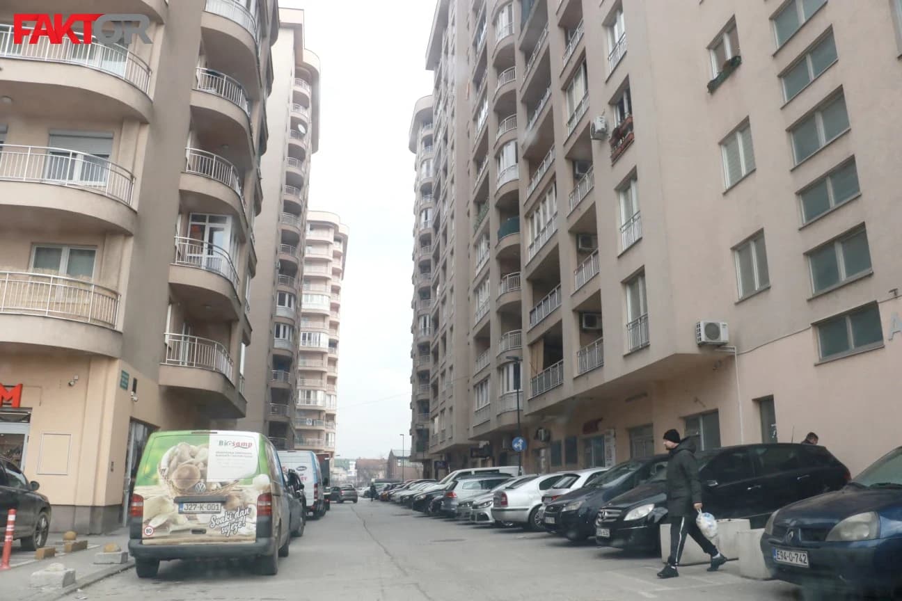 U naselju Stup oštećena vozila i staklo na ugostiteljskom objektu