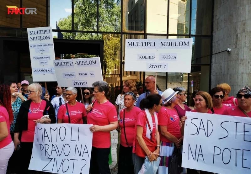Detalj sa jednog od ranijih protesta pacijenata ispred Parlamenta FBiH