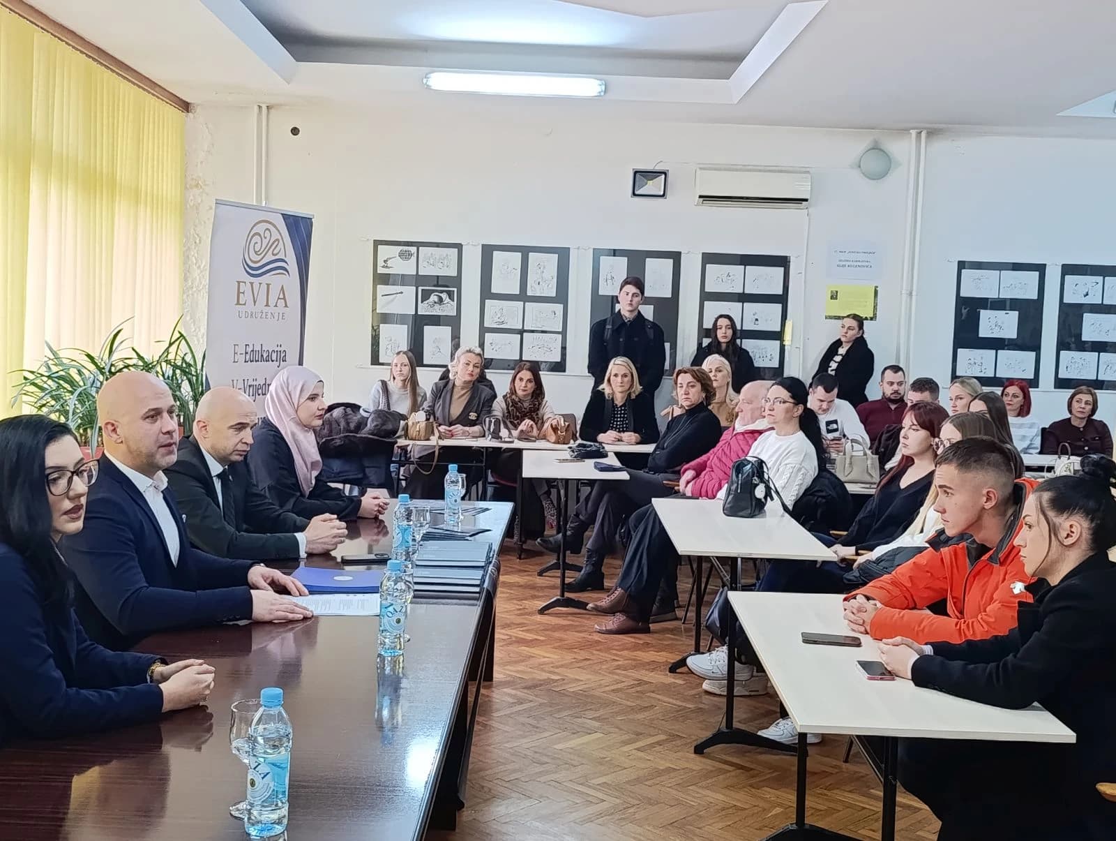 Premijer Pivić razgovarao sa mladima: Zajedno za bolji ZDK