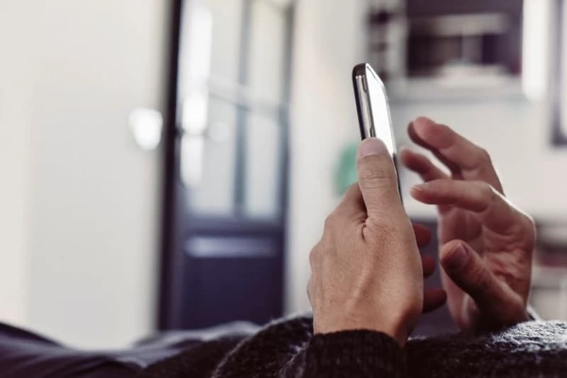 Plavi telefon najčešće zvoni u periodu Nove godine: Zašto mladi i djeca zovu - nasilje, strah, anksioznost, depresija