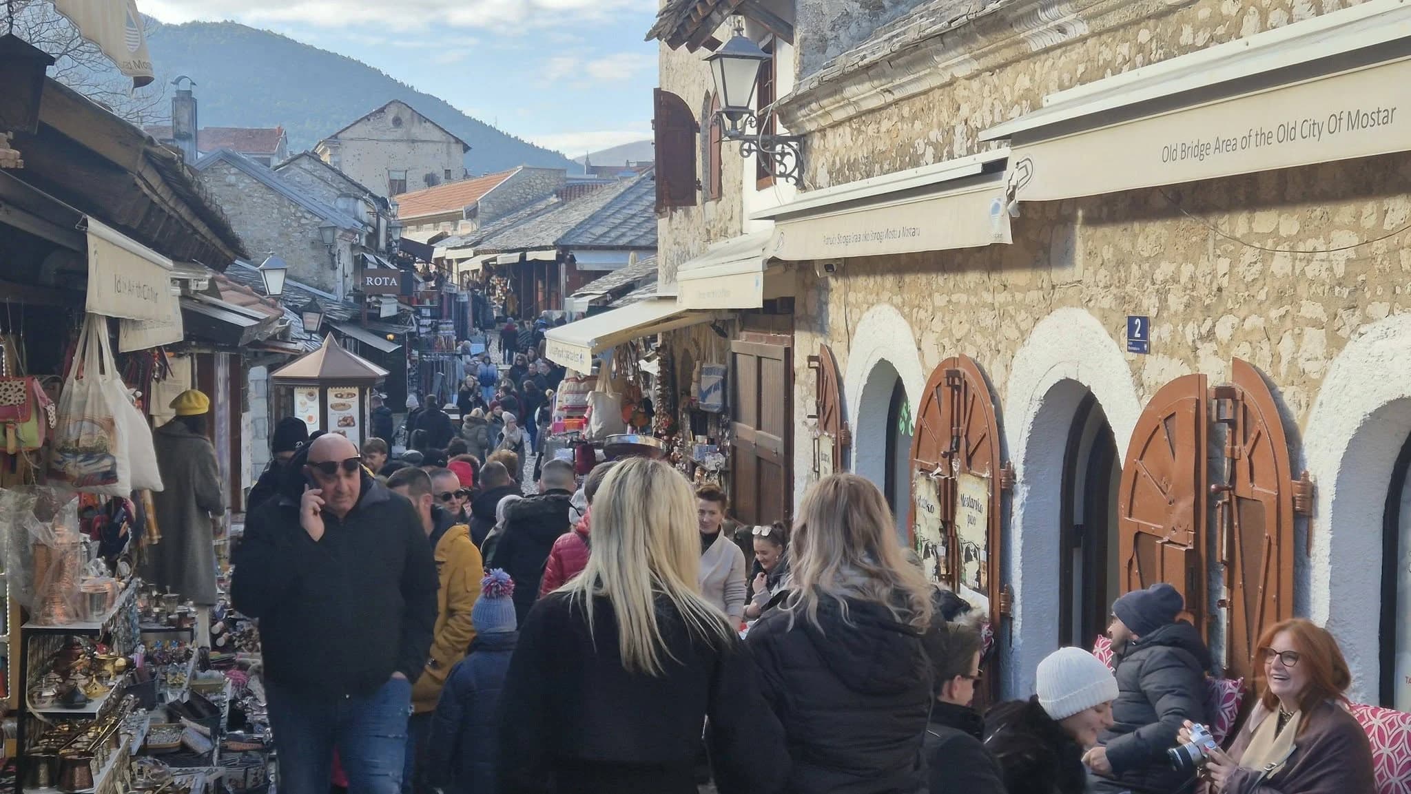 Mostarci i turisti prvi dan Nove godine iskoristili za šetnju, slavlje i koncerti i večeras