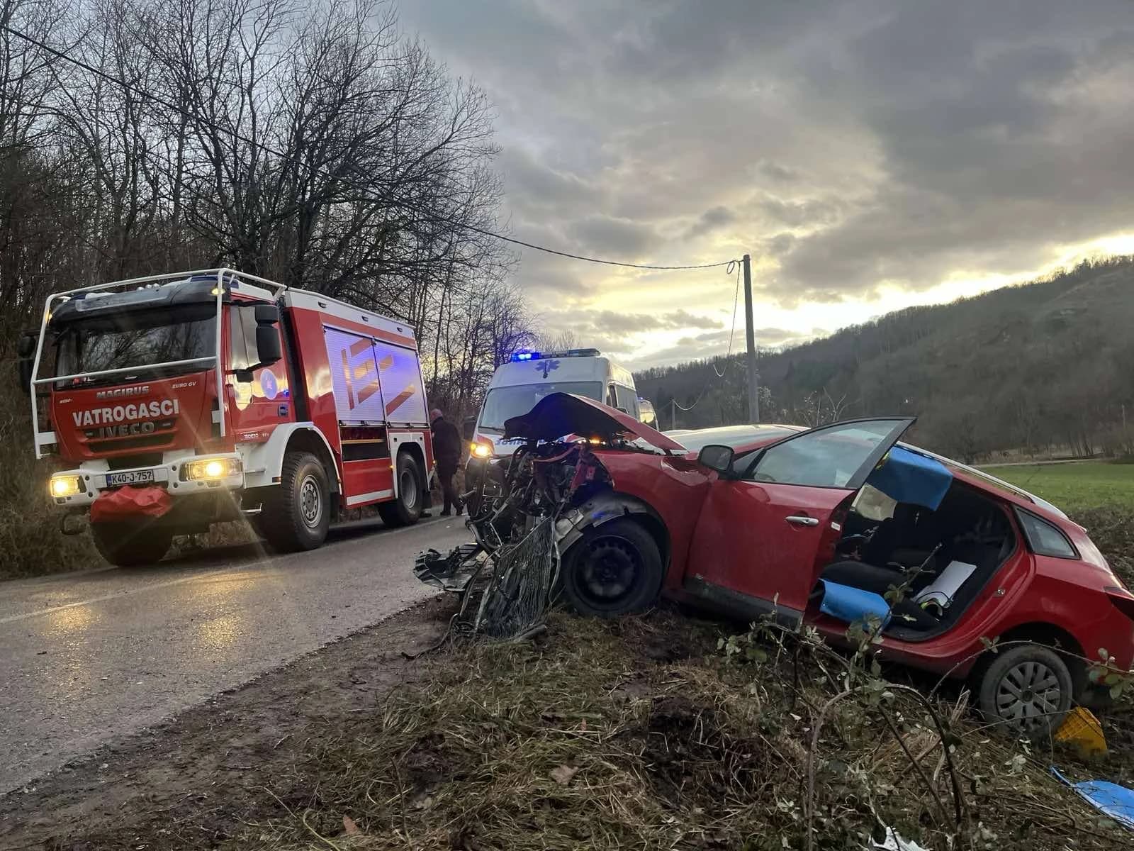 Još jedna teška nesreća u BiH: Direktan sudar dva automobila, povrijeđene spašavali vatrogasci