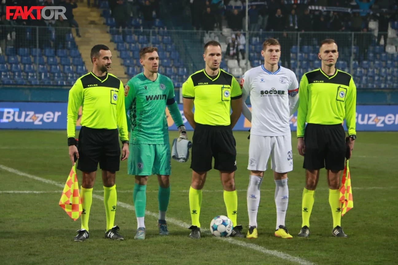 Faruk Gogić (bijeli dres) napušta Premijer ligu nakon dugog niza godina