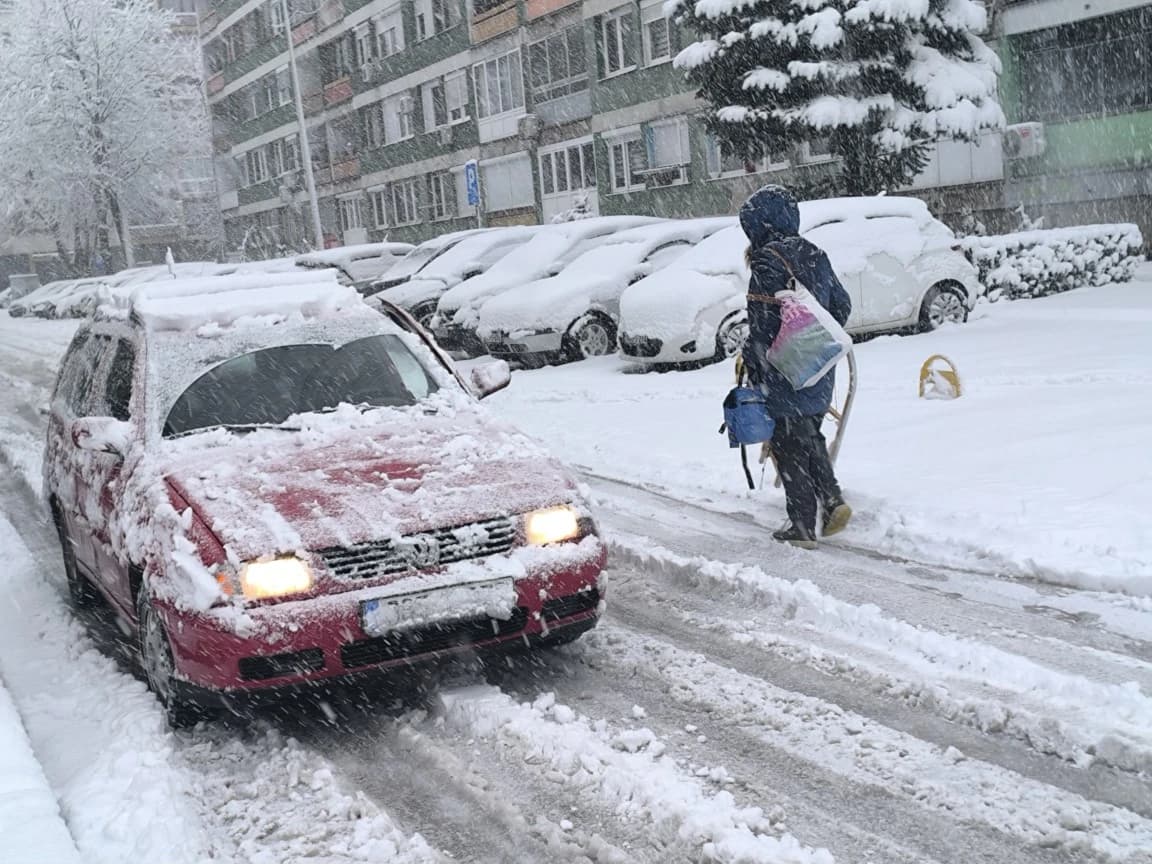 Zimske službe KJKP Rad tvrde da čiste snijeg: U Sarajevu na terenu 33 grtalice i 80 radnika za ručno čišćenje