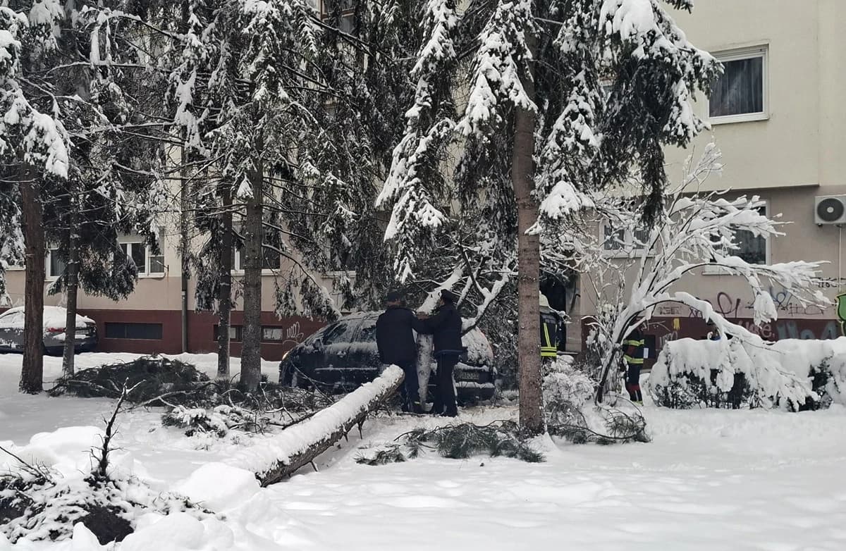 Policija i vatrogasci na Bulevaru u Tuzli