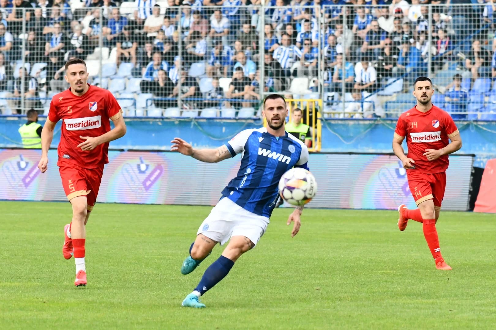 Omić (broj 5) u duelu sa Krpićem