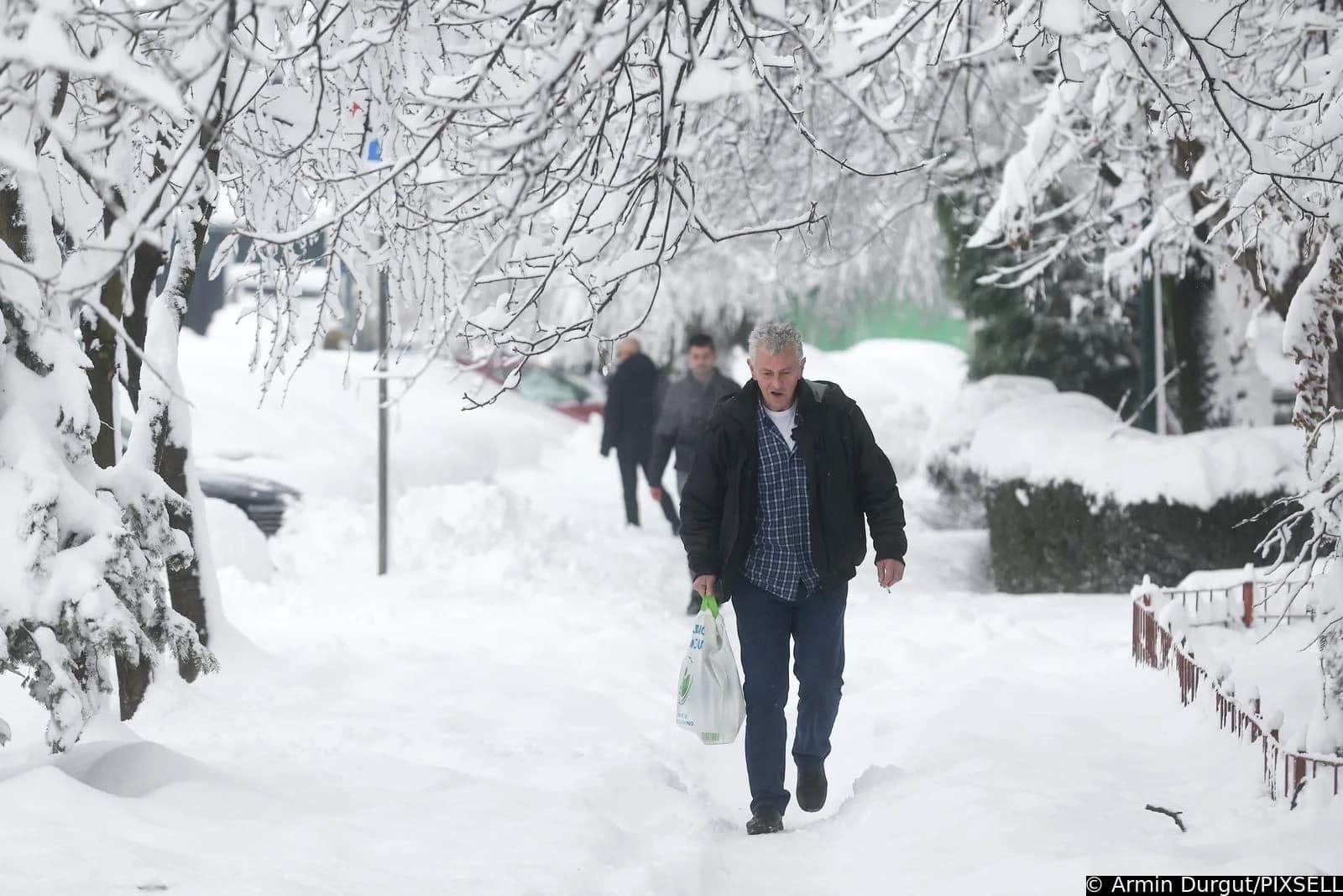 Trojka za šest godina kupila jedno vozilo: U Sarajevu 2018. snijeg čistilo 56, a 2026. godine 33 vozila