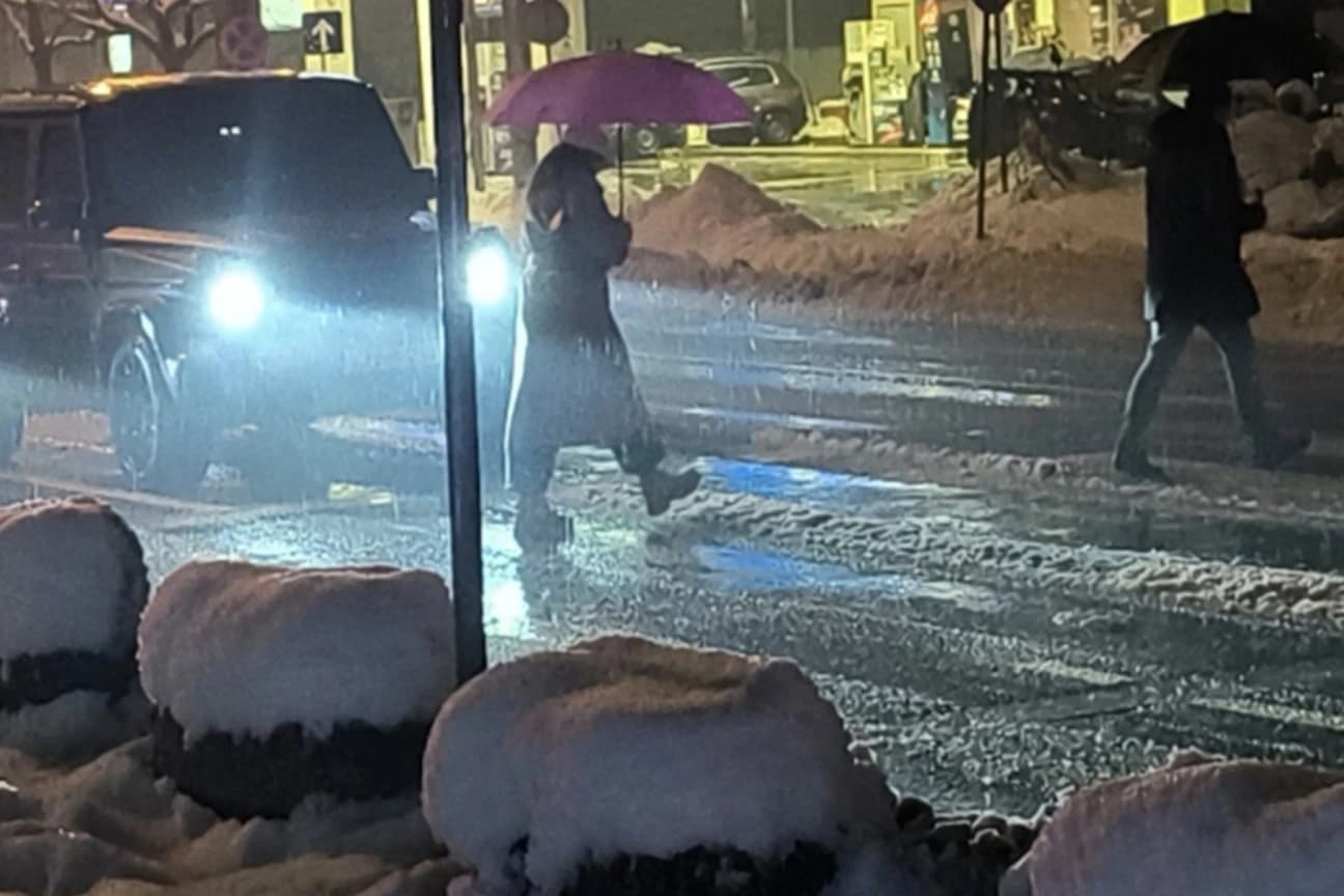 Nakon snijega nove probleme u Sarajevu večeras je donijela ledena kiša
