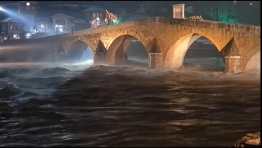 Izlila se Neretva u mjestu Tuščica na putu prema Boračkom jezeru, zatvorena cesta Nevesinje - Gacko