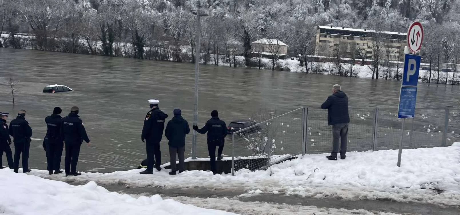 Potopljenog golfa u Zvorniku vatrogasac Rade uspio upaliti i izvući iz nabujale Drine