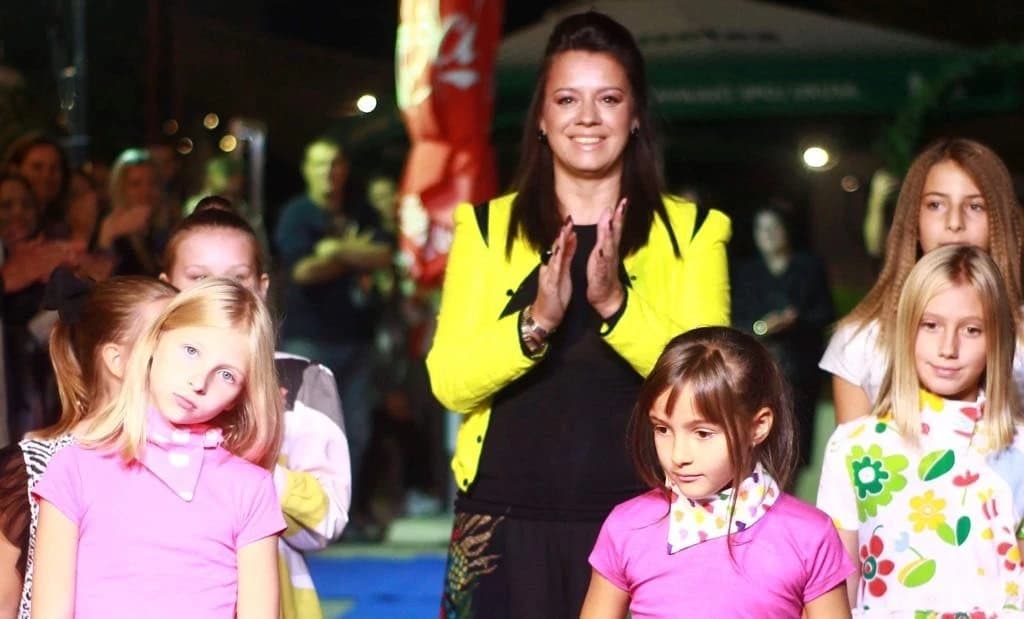 Mali manekeni nose reviju za Emu Isić