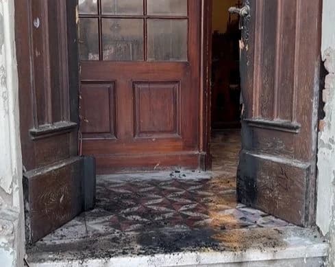 Vojvođanska opozicija traži istragu nakon paljenja vrata katedrale u Novom Sadu