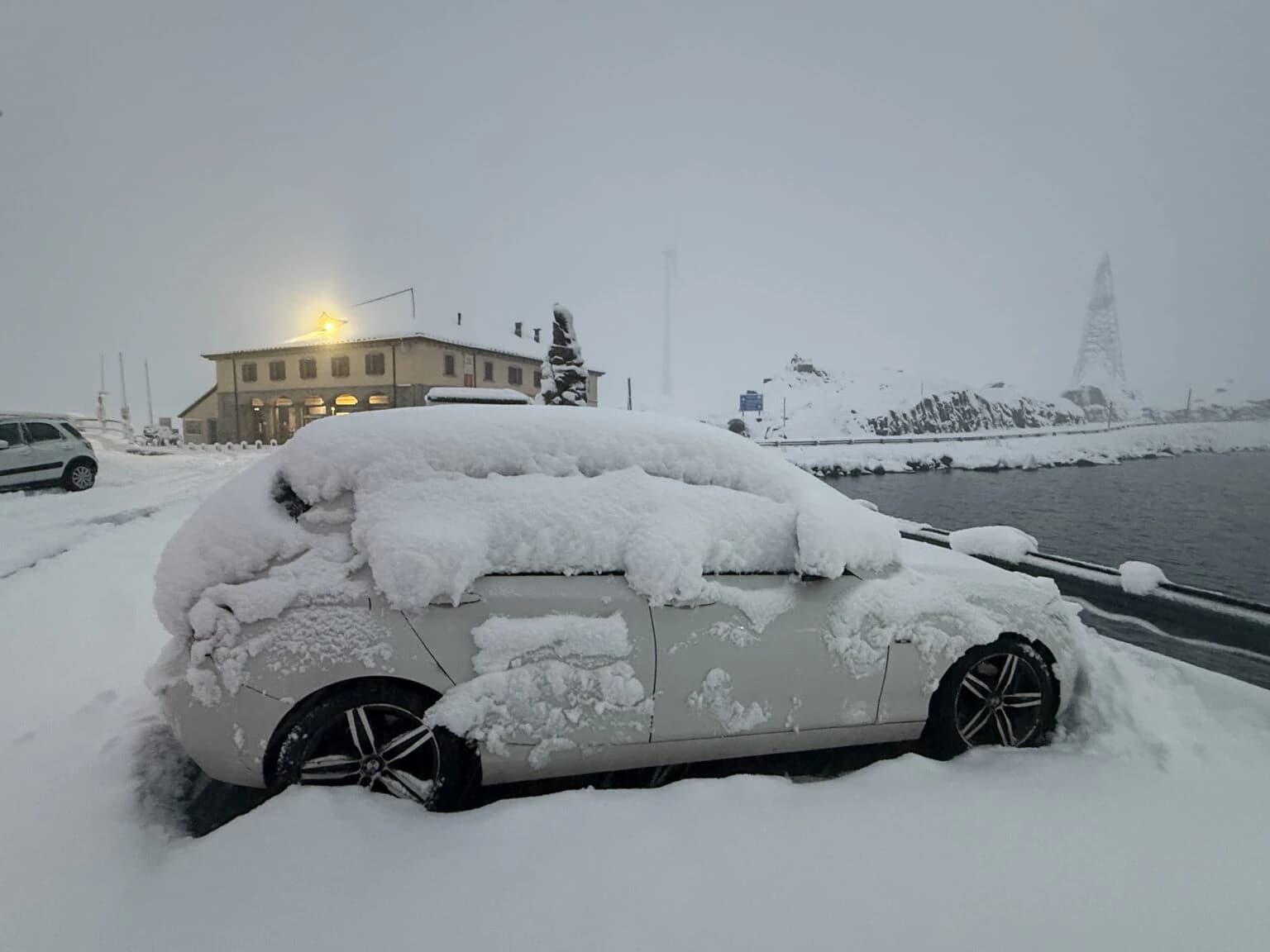 Ako vam je auto zaleđen, ovo ni slučajno ne smijete raditi