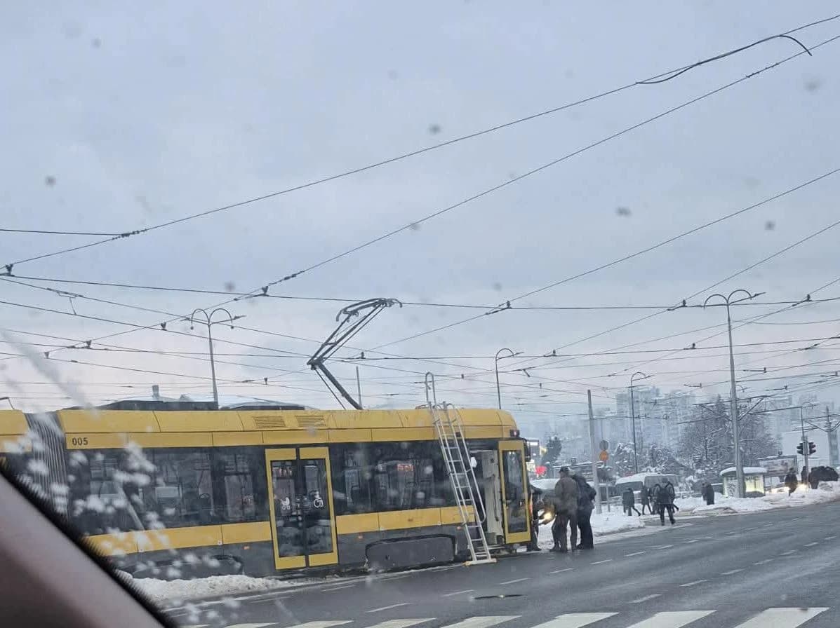 Jutros opet haos: Tramvaji prema Ilidži nisu radili, na Stupu vozilo stoji jer ne može zatvoriti vrata
