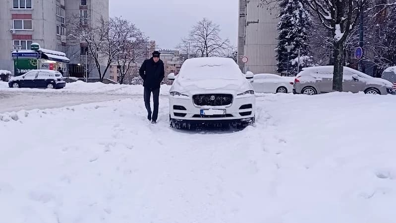 Ne koristite sprejeve za odleđivanje unutar kabine