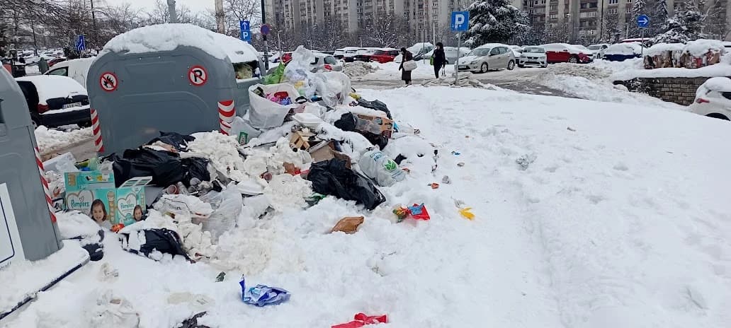 Građani zbog snijegom zatrpanih ulica ne mogi ni prići kontejnerima
