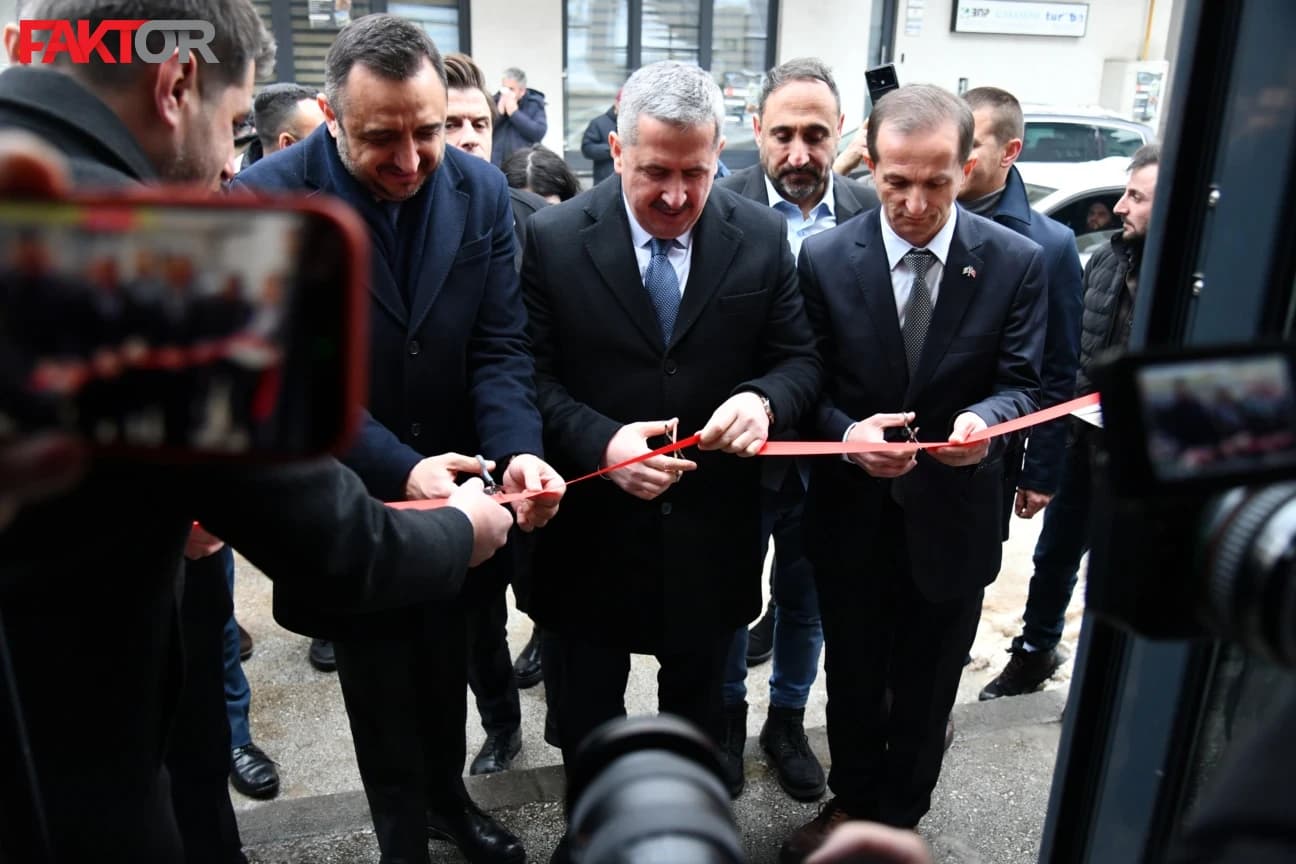 Presijecanje crvene vrpce