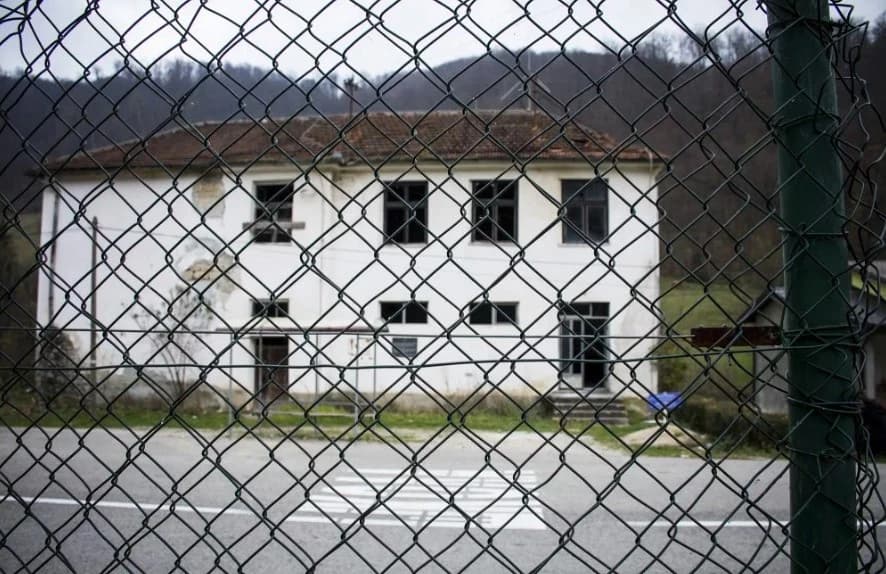 Stara zgrada Osnovne škole u Grabovici, Kotor - Varoš, korištena kao logor