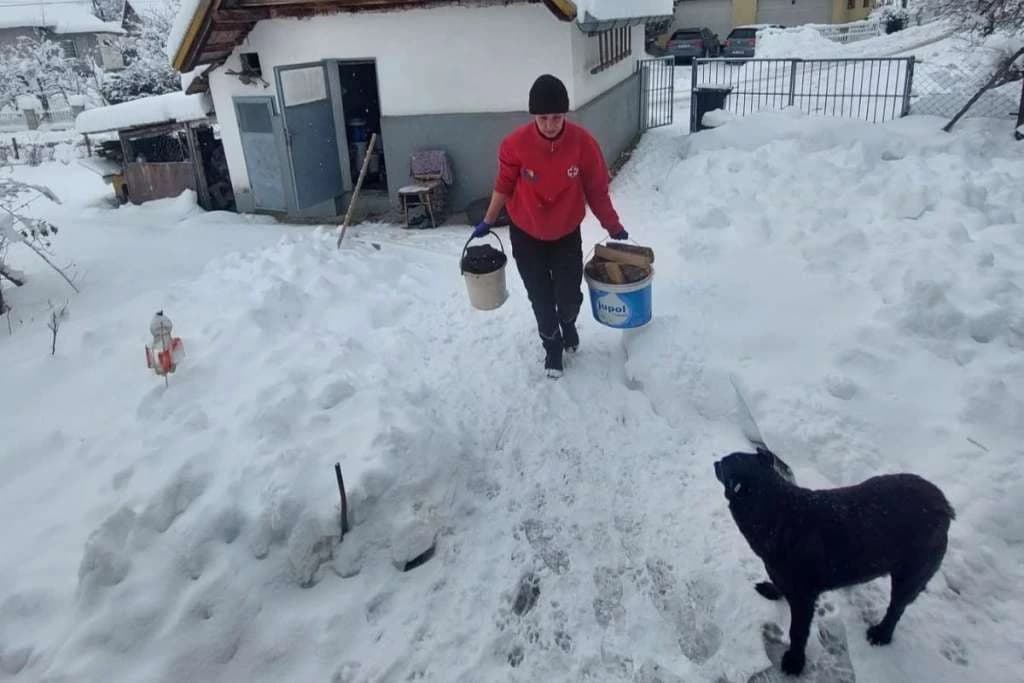 Volonteri i radnici Crvenog križa FBiH dostavljaju hranu, čiste snijeg..., ljudima koji trebaju pomoć