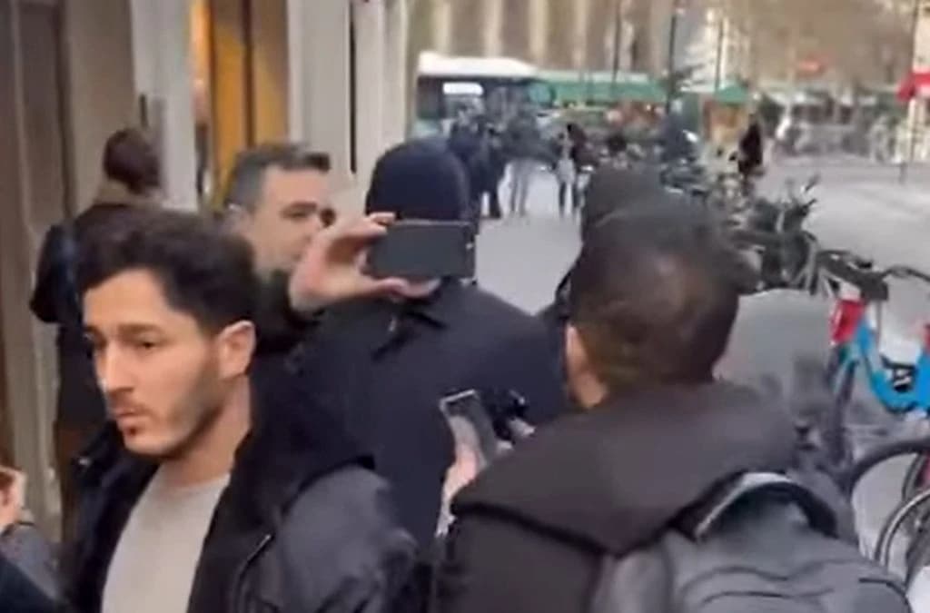 Haos na ulicama Pariza: Zidane se postidio svojih fanova u povratku sa sahrane