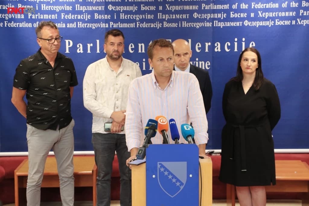 Klub SDA: Odluka Trojke da spriječi ukidanje "bijelog hljeba" i novi rast plaća funkcionerima je sramotna i neodgovorna