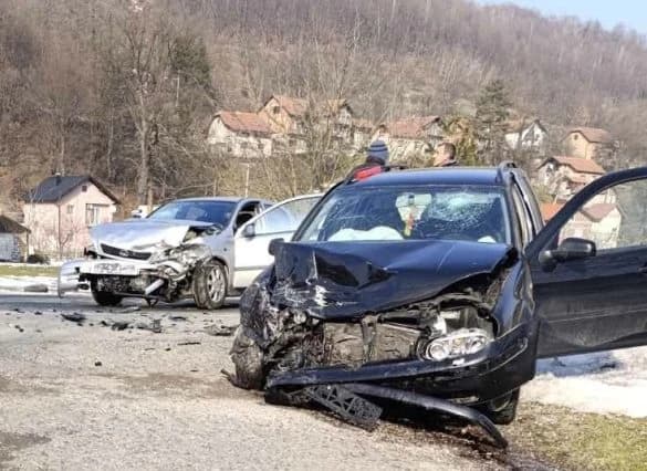 Sudar dva vozila kod Žepča, oba vozača prevezena u zeničku bolnicu