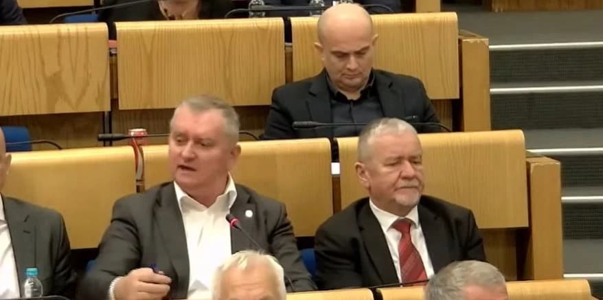 Dvojica "pošteno" protiv ukidanja privilegija samima sebi i 40 licemjernih - suzdržanih, predvođenih Miokovićem