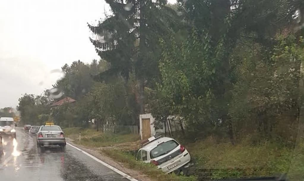 policijsko auto u kanalu