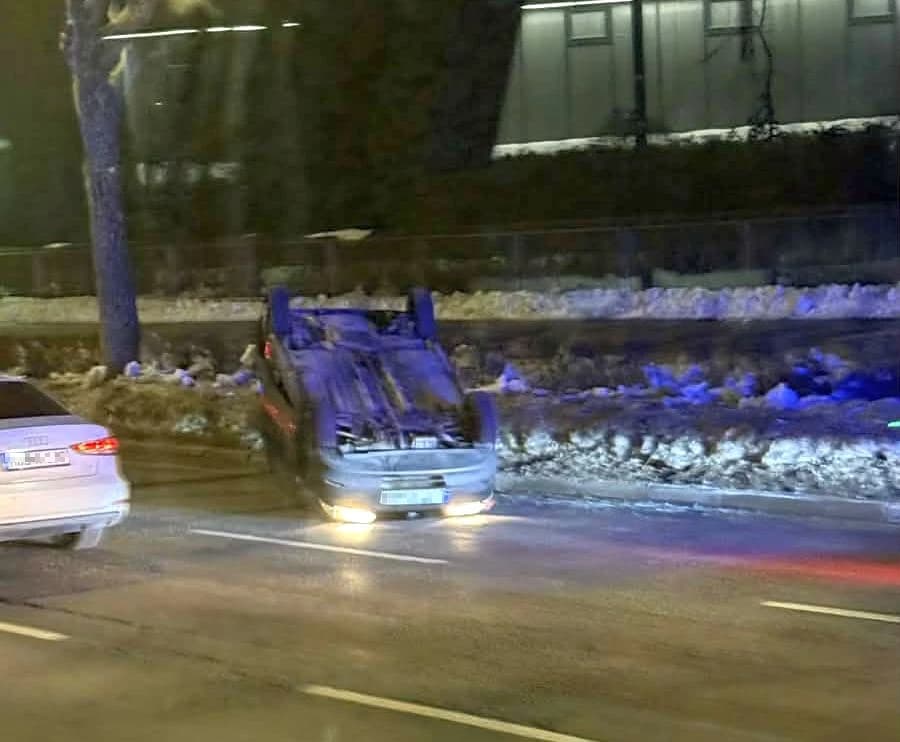 Automobil završio na krovu