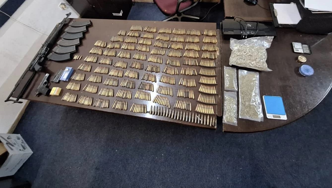 Uhapšen 34-godišnjak u Sarajevu, pronađena droga, oružje i municija