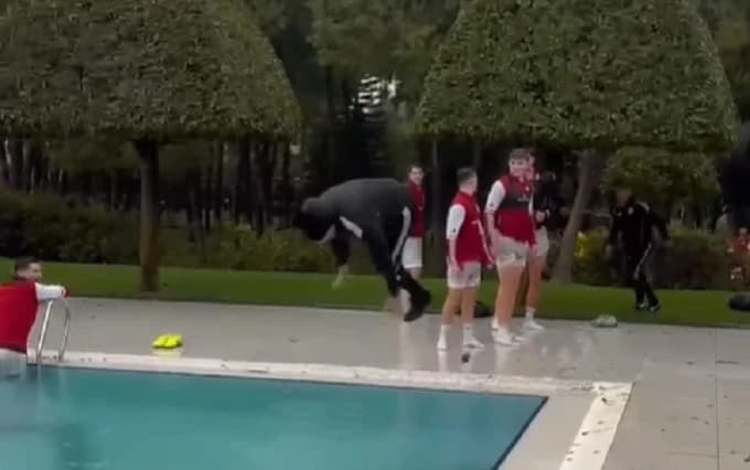Ni kiša ih nije omela: Članovi Sarajeva skočili u bazen