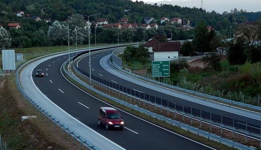 Povoljni uvjeti za vožnju, ali budite oprezni zbog mokrih kolovoza