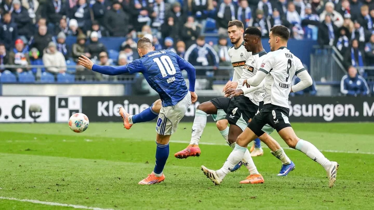 Džeko postiže gol
