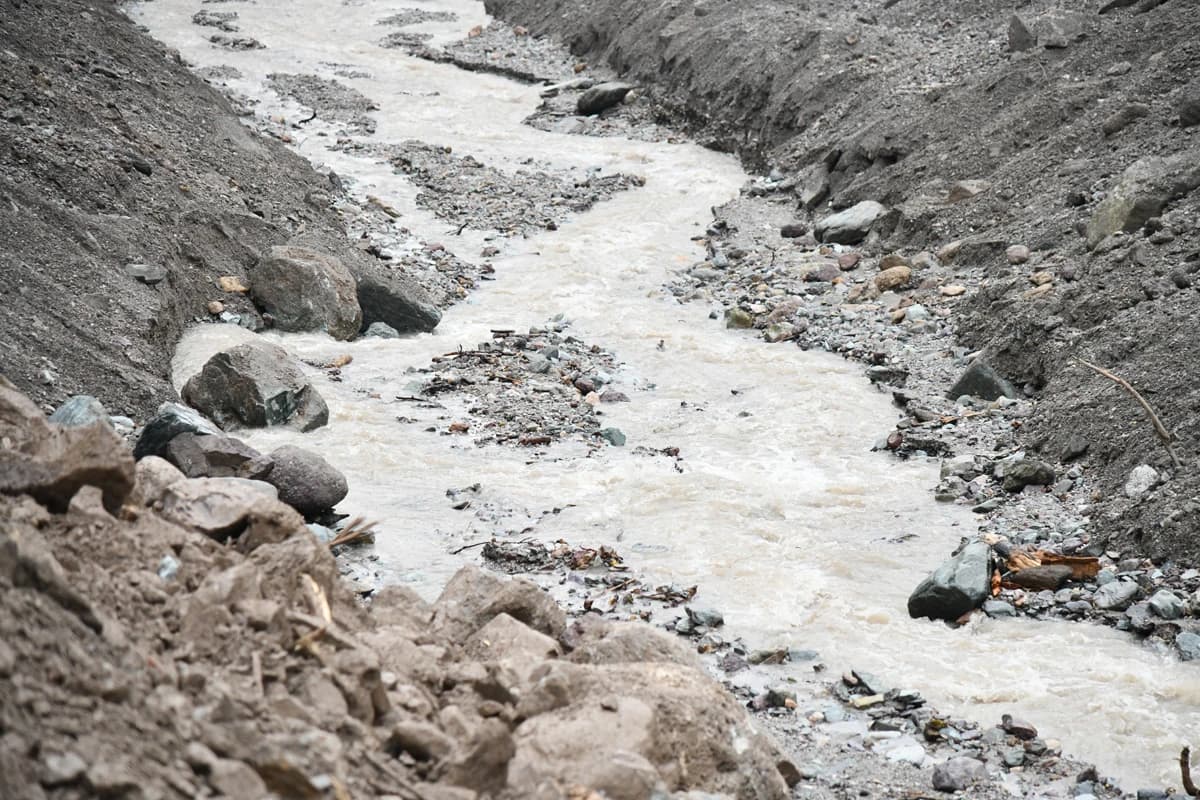 Jablanica: Izlijevanje vode ugrozilo kuću u naselju Zlate, odron ispod kuće u Glodnici