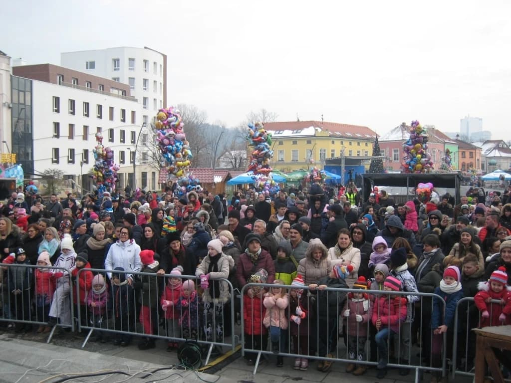 Trgo slobode: Dječija Nova godina u Tuzli