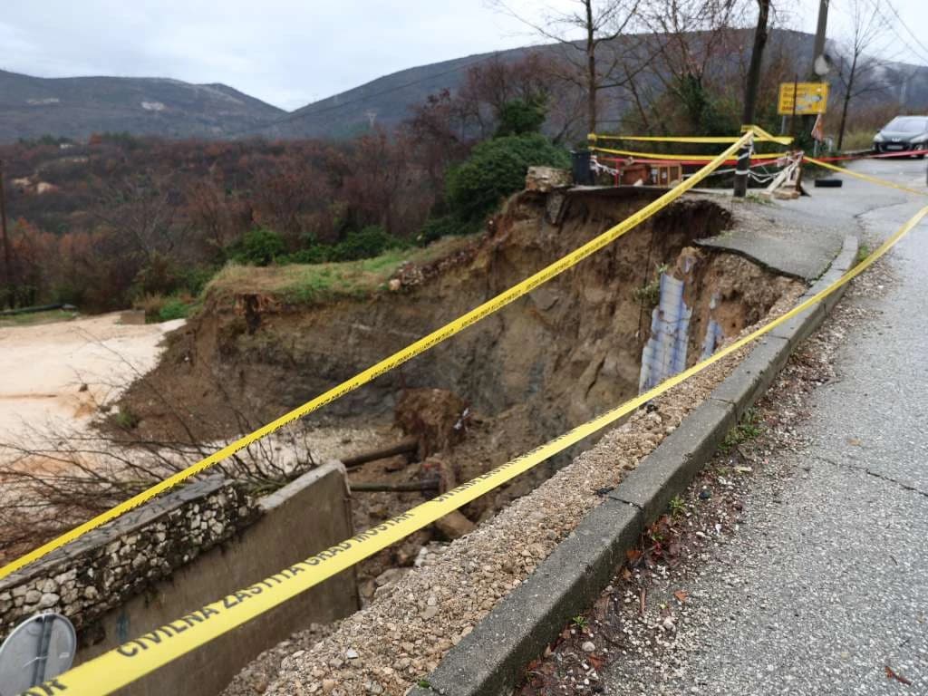 Kiša i snijeg pokrenuli klizišta