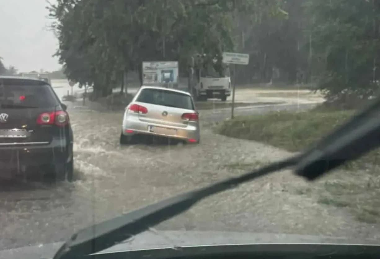 Šta učiniti ako vas tokom vožnje zadesi jaka kiša i bujične poplave