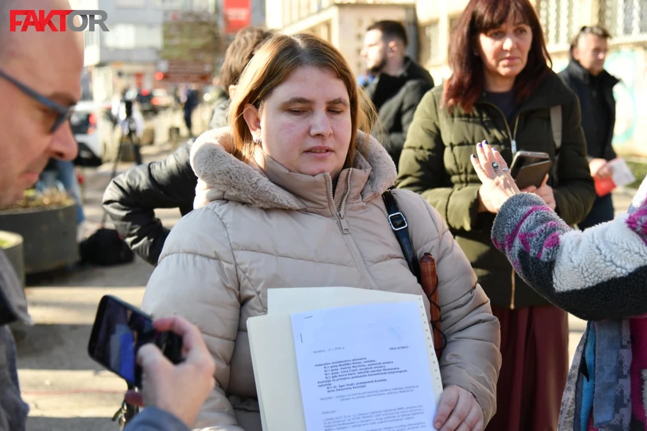 Pacijenti se okupili ispred Federalnog ministarstva zdravstva: Ne gasite nam jedinu šansu...
