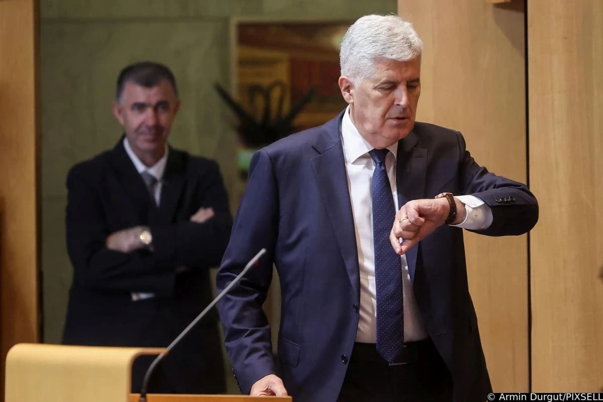 Čović spominjao prekid sjednice zbog dopuna dnevnog reda, delegati uzvratili: Imaju dvoja velika vrata, ko jednom ode...