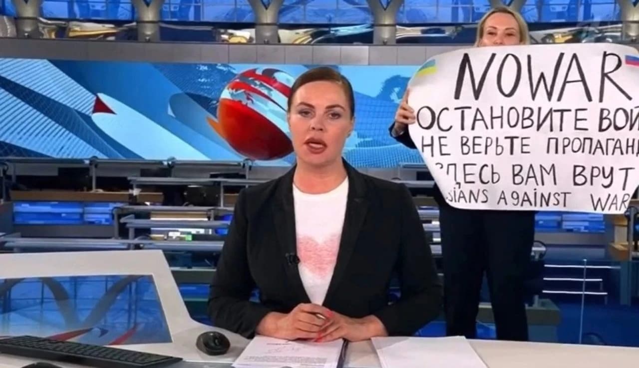 Andreeva tokom protesta novinarke Marine Ovsyannikove protiv rata u Ukrajini