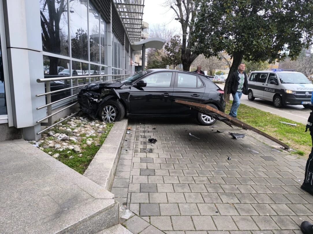 Automobilom u poštu