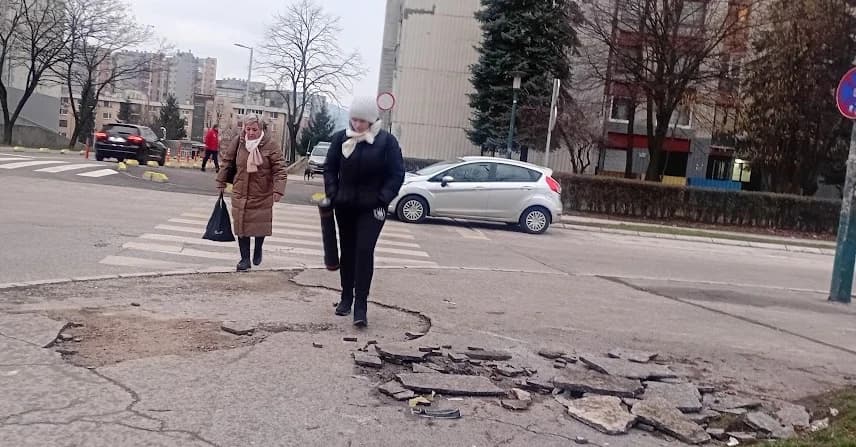 Grtalica zgrnula i betonske komade na trotoaru na Alipašinom Polju u Sarajevu