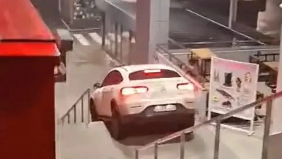 Popio pa se odvažio: Skupocjenim automobilom niz stepenice