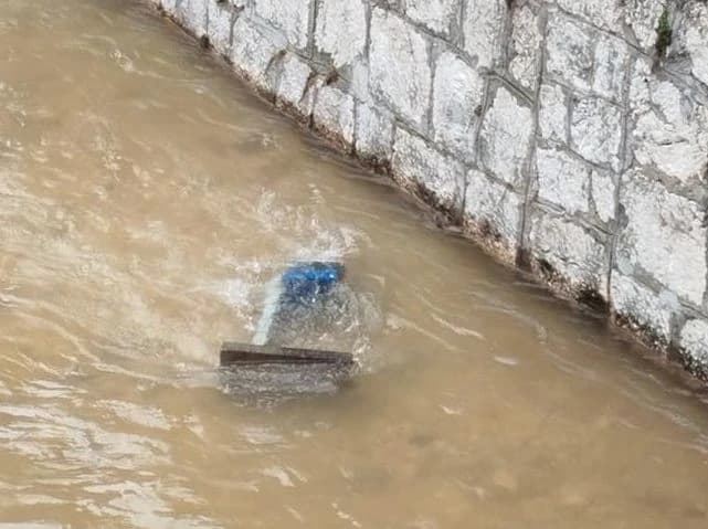 Korpa za otpad bačena u Miljacku